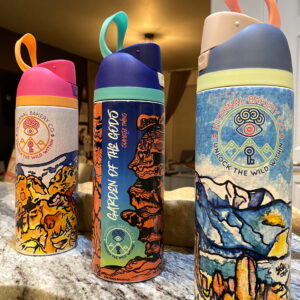 Garden of the Gods Artist Series – 3 Bottle Set A premium 20oz stainless steel trio featuring original artwork inspired by iconic Colorado landmarks. Each bottle includes a matching multicolor lid, dual spout (straw + pour), carry handle, and high-quality durable printing. Designs include: Kissing Camels + Pikes Peak (hand-painted) Siamese Twins with Aurora gradient (hand-drawn ink) Mesa Rd View of Pikes Peak & Garden of the Gods (original watercolor) Perfect for adventurers, collectors, and Colorado lovers. Limited first-edition release.