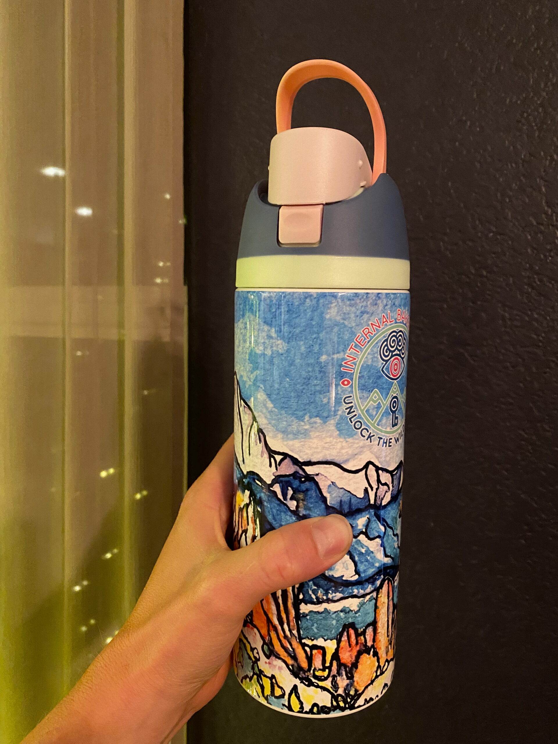 Garden of the Gods Artist Series â 3 Bottle Set A premium 20oz stainless steel trio featuring original artwork inspired by iconic Colorado landmarks. Each bottle includes a matching multicolor lid, dual spout (straw + pour), carry handle, and high-quality durable printing. Designs include: Kissing Camels + Pikes Peak (hand-painted) Siamese Twins with Aurora gradient (hand-drawn ink) Mesa Rd View of Pikes Peak & Garden of the Gods (original watercolor) Perfect for adventurers, collectors, and Colorado lovers. Limited first-edition release.