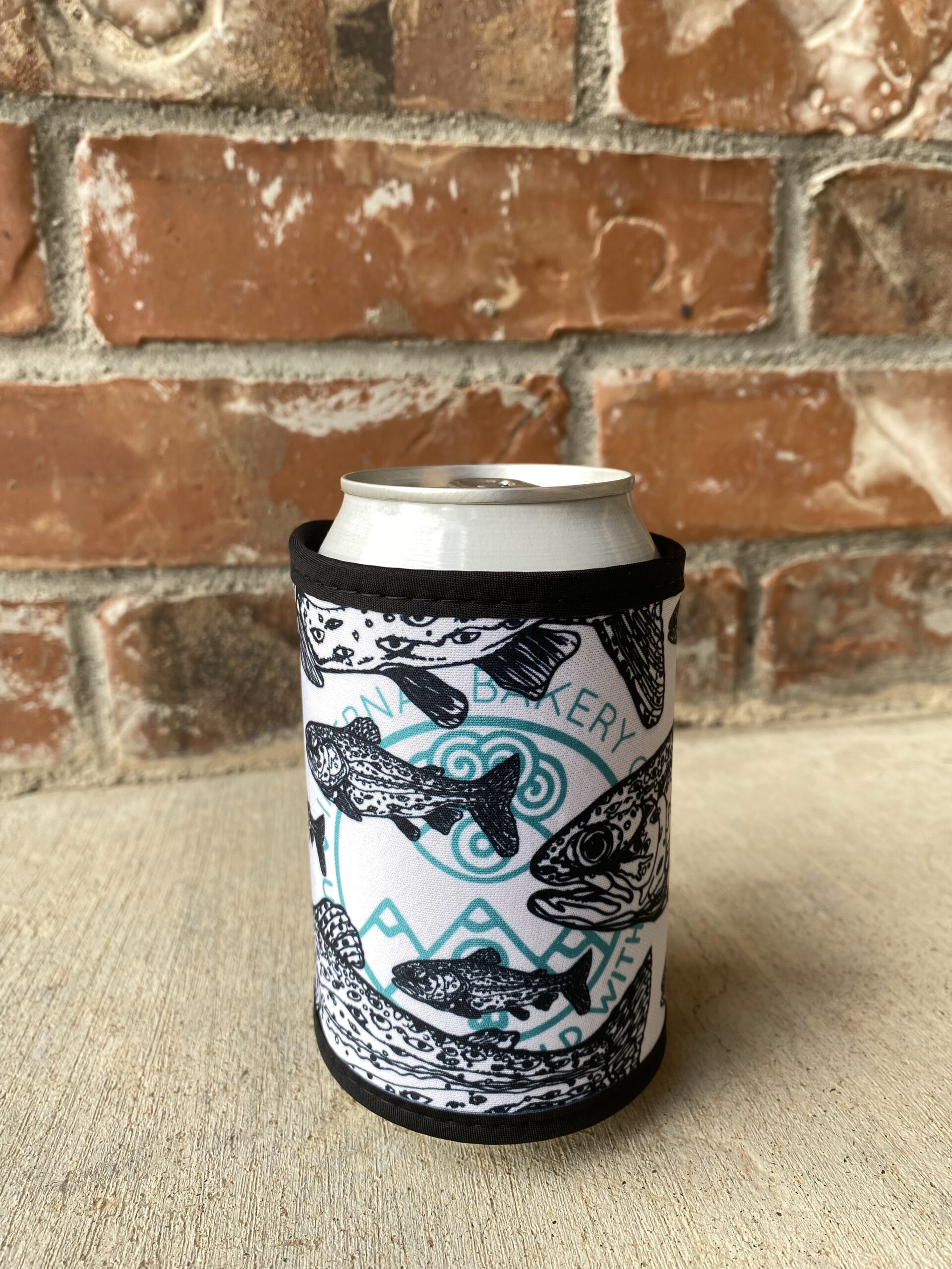 Meet the new Internal Bakery Beer Koozie Wrap — a velcro-on koozie that fits 12oz cans and most longneck bottles. This drop features a black-and-white trout with our Emerald Green logo for a crisp, Colorado-wild look. Lightweight, packable, and perfect for fishing days, camp hangs, and backyard chills. Grab one online