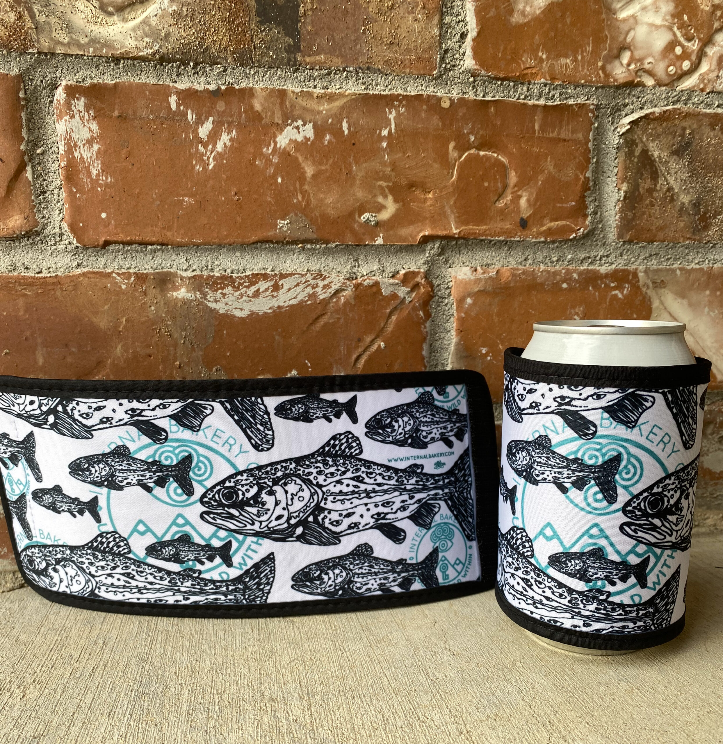 Meet the new Internal Bakery Beer Koozie Wrap — a velcro-on koozie that fits 12oz cans and most longneck bottles. This drop features a black-and-white trout with our Emerald Green logo for a crisp, Colorado-wild look. Lightweight, packable, and perfect for fishing days, camp hangs, and backyard chills. Grab one online